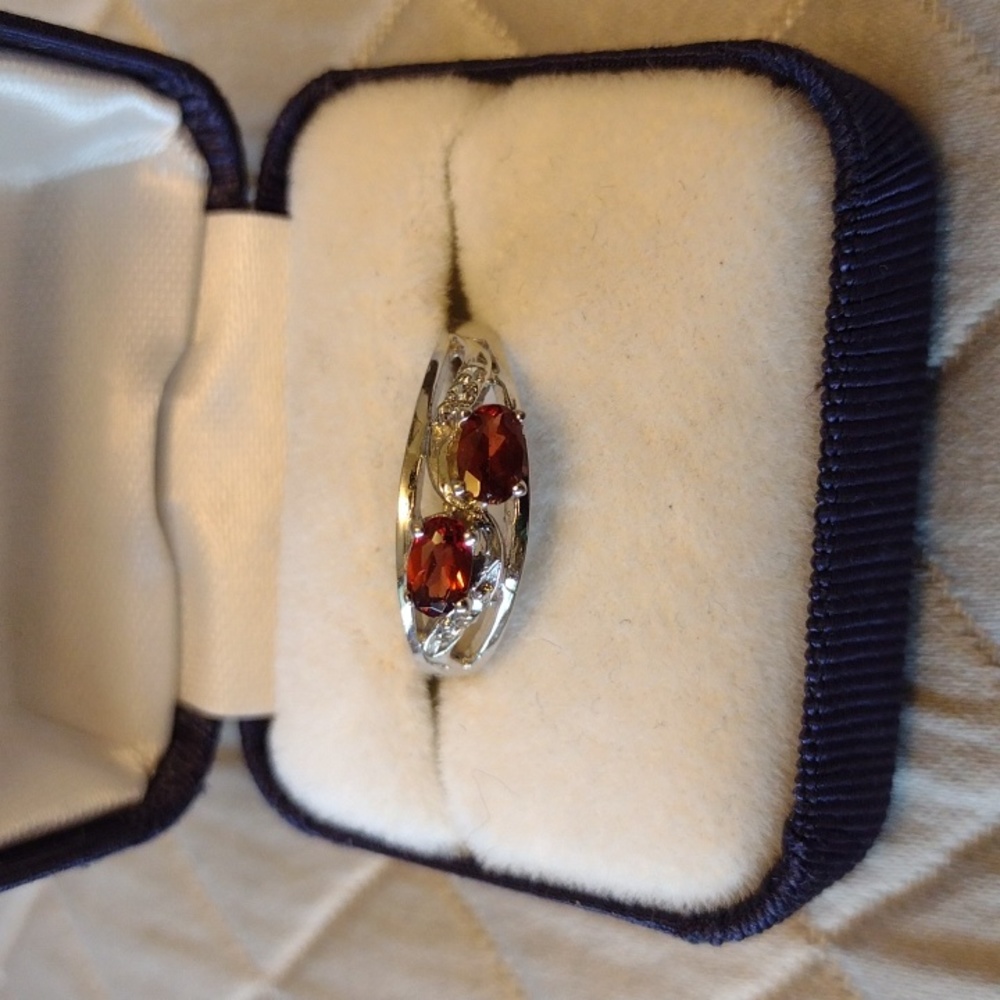 Lovely Classic 9k white gold 2 stone ring